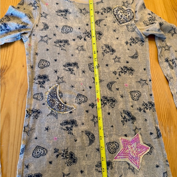 Scrapbook Beige Shirt with Black and Yellow Graphic - Picture 15 of 16